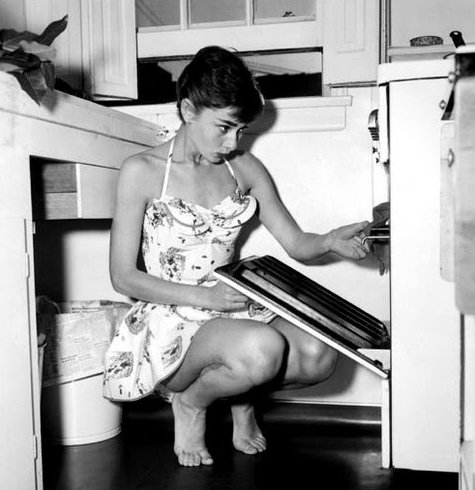 Shiny, pretty, happy things - Page 10 Audrey-hepburn-apron